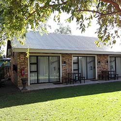 Gastkamer wat uitkyk oor grasperk