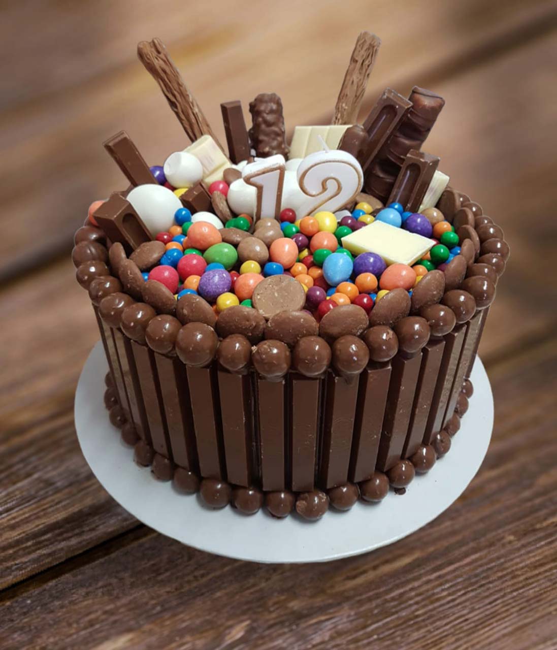 Sjokolade koek versier met lekkers