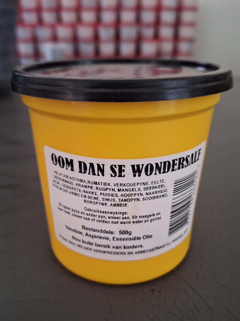 Geel pot salf met n swart deksel